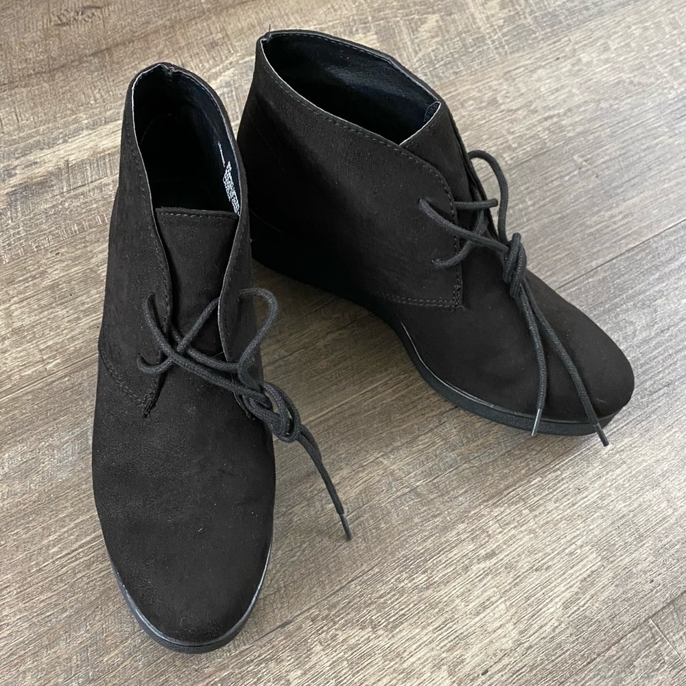 White Mt. size 8 fabric upper black wedge booties with lace